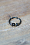 #06. Fingerring in schwarz, Edelsteine