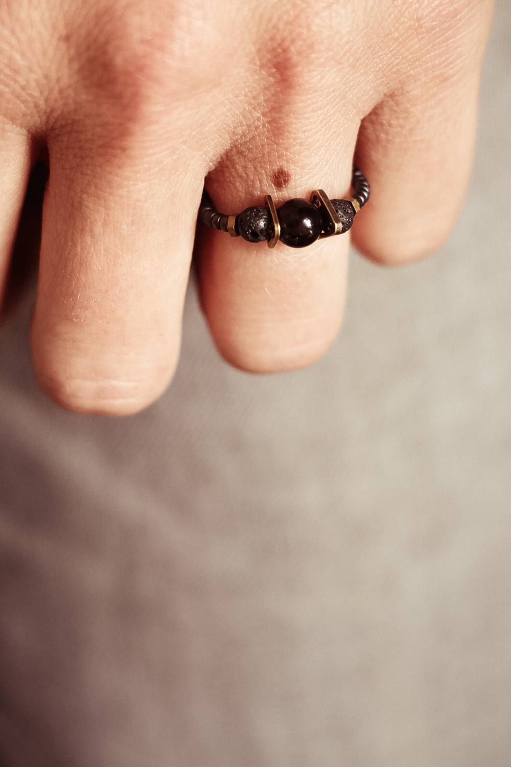 #06. Fingerring in schwarz, Edelsteine